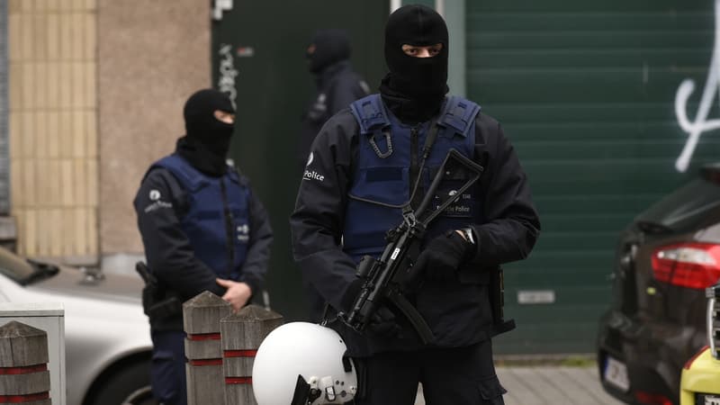 Des policiers pendant la vaste opération antiterroriste ce lundi dans le quartier de Molenbeek, à Bruxelles.