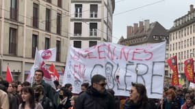 Le cortège dans les rues de Strasbourg lors de la manifestation du jeudi 6 avril.