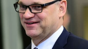 Le Premier ministre finlandais Juha Sipilä, ici le 21 octobre 2016 à Bruxelles, est devenu millionnaire grâce à son activité d'entrepreneur dans les technologies avant d'embrasser la politique