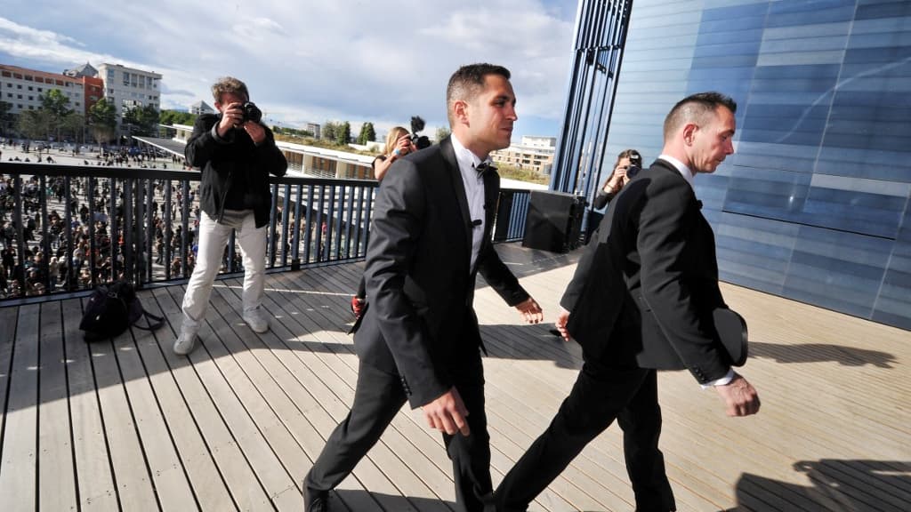 Bruno Boileau et Vincent Autin quittent le balcon pour répondre aux demandes des journalistes après leur mariage le 29 mai à Montpellier Bruno Boileau et Vincent Autin quittent le balcon pour répondre aux demandes des journalistes après leur mariage le 29 mai à Montpellier