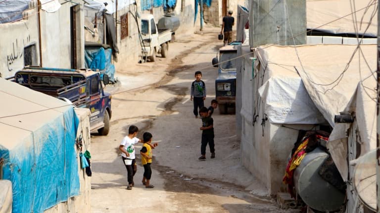 Des enfants dans une rue d'un camp de déplacés près de Qah, à la frontière avec la Turquie en Syrie, le 28 octobre 2020