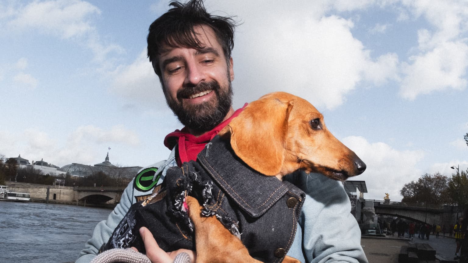 Un propriétaire et son teckel lors de la 4e édition de la "Paris Sausage Walk", le 19 novembre 2023. (Photo d'illustration) Un propriétaire et son teckel lors de la 4e édition de la "Paris Sausage Walk", le 19 novembre 2023. (Photo d'illustration)
