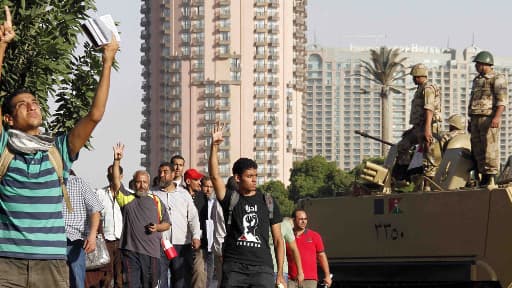 Au Caire, des manifestants pro-Morsi ont défilé, quatre doigts dressés, un geste devenu le symbole de la répression à Rabaa al-Adawiya.