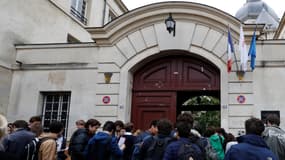 L'entrée du lycée Charlemagne, à Paris, pendant le baccalauréat, en 2016