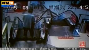 Un homme de ménage happé par un escalator. 