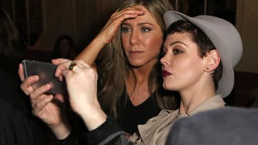 Jennifer Aniston découvre un selfie, lors de la soirée promotionnelle du film "Cake".