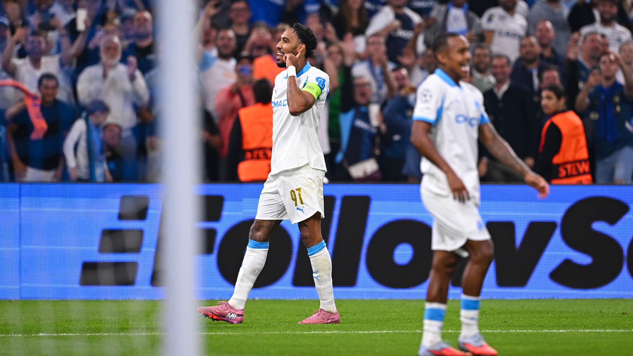 "ON S’EN BAT LES COJO, ON VA JOUER JUSQU’À 50 ANS": LA RÉPONSE IRONIQUE D’AUBAMEYANG AUX CRITIQUES SUR SON ÂGE APRÈS OM-AJAX