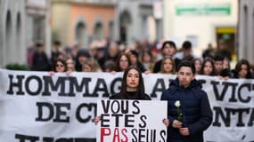Une marche silencieuse s'est déroulée dans la commune suisse de Lutry, samedi 31 janvier 2026, un mois après l'incendie survenue dans un bar de Crans-Montana. 