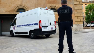 Le policier détenu arrive dans un véhicule de l'administration pénitentiaire à la salle d'audience d'Aix-en-Provence, le 3 août 2023