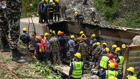 Des secouristes dégagent les débris de l'avion de Saurya Airlines qui s'est écrasé au décollage à l'aéroport international de Tribhuvan à Katmandou, le 24 juillet 2024.
