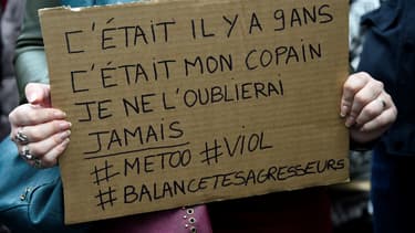 Une femme tenant une pancarte lors d'une manifestation place de la République, le 29 octobre 2017 à Paris.