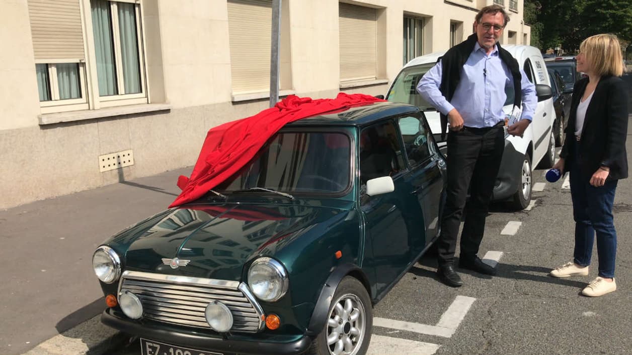 Avec Christian, propriétaire d'une ancienne Mini qui s'est décidé à la confier à Ian Motion. Avec Christian, propriétaire d'une ancienne Mini qui s'est décidé à la confier à Ian Motion.