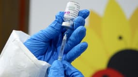 Un soignant prépare une dose de vaccin AstraZeneca contre le Covid-19 à Tirana, en Albanie, le 13 mars 2021