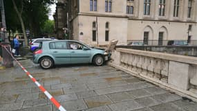 Une voiture a endommagé le pont Notre-Dame ce dimanche matin