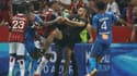 Des joueurs de Nice et de Marseille bloquent un supporter qui tente de donner un coup de pied au joueur marseillais Dimitri Payet (2e g) lors du match de L1 Nice-Marseille interrompu, le 22 août 2021 à Nice