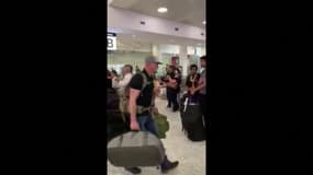 Australie: des pompiers américains envoyés en renfort pour combattre les feux accueillis en héros à l'aéroport