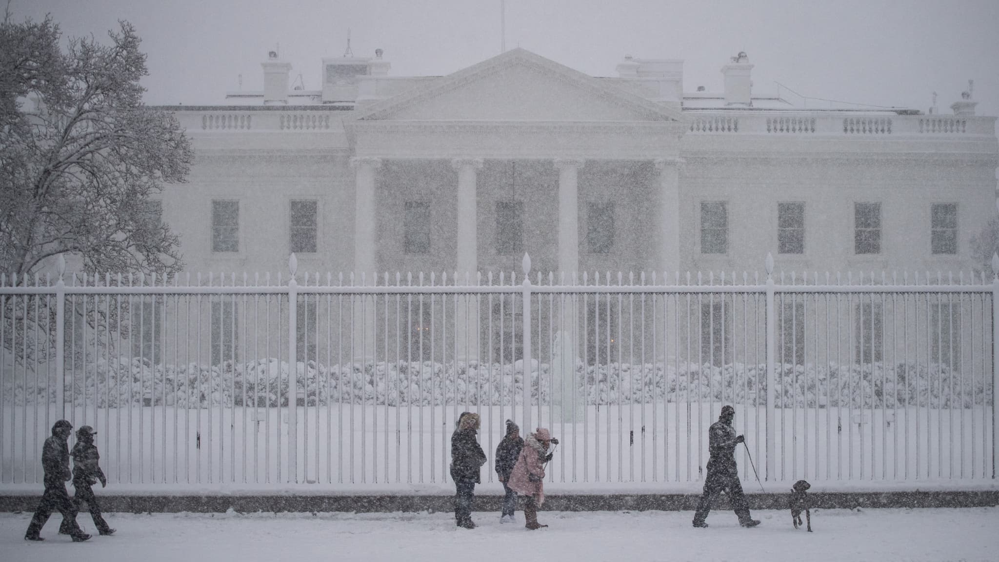 La Maison Blanche sous la neige le 3 janvier 2022 à Washington D.C.