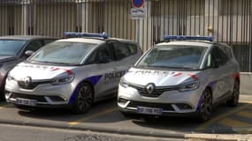 Des voitures de police devant un commissariat à Marseille