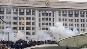 Des bâtiments administratifs ont été pris d'assaut pas les manifestants, ici à Almaty 