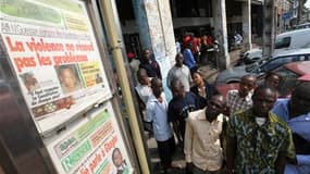 Kiosque à journaux dans une rue d'Abidjan. Les Etats-Unis ont imposé mardi des restrictions aux déplacements du président ivoirien sortant Laurent Gbagbo et à ses proches en raison de son refus de céder le pouvoir à l'issue de l'élection présidentielle co