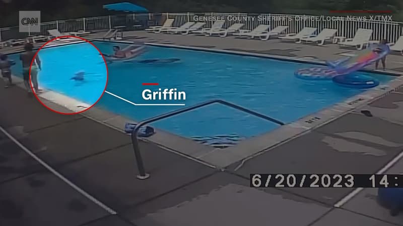 Griffin Emerson, 7 ans, en train de se noyer dans une piscine de Fenton, dans l'État américain du Michigan