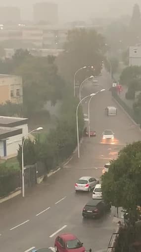 Des voitures submergées par les eaux à Marseille - Témoins BFMTV