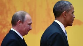 Les présidents américain Barack Obama (d) et Vladimir Poutine, le 11 novembre 2014 au sommet Asie-Pacifique, au nord de Pékin, en Chine
