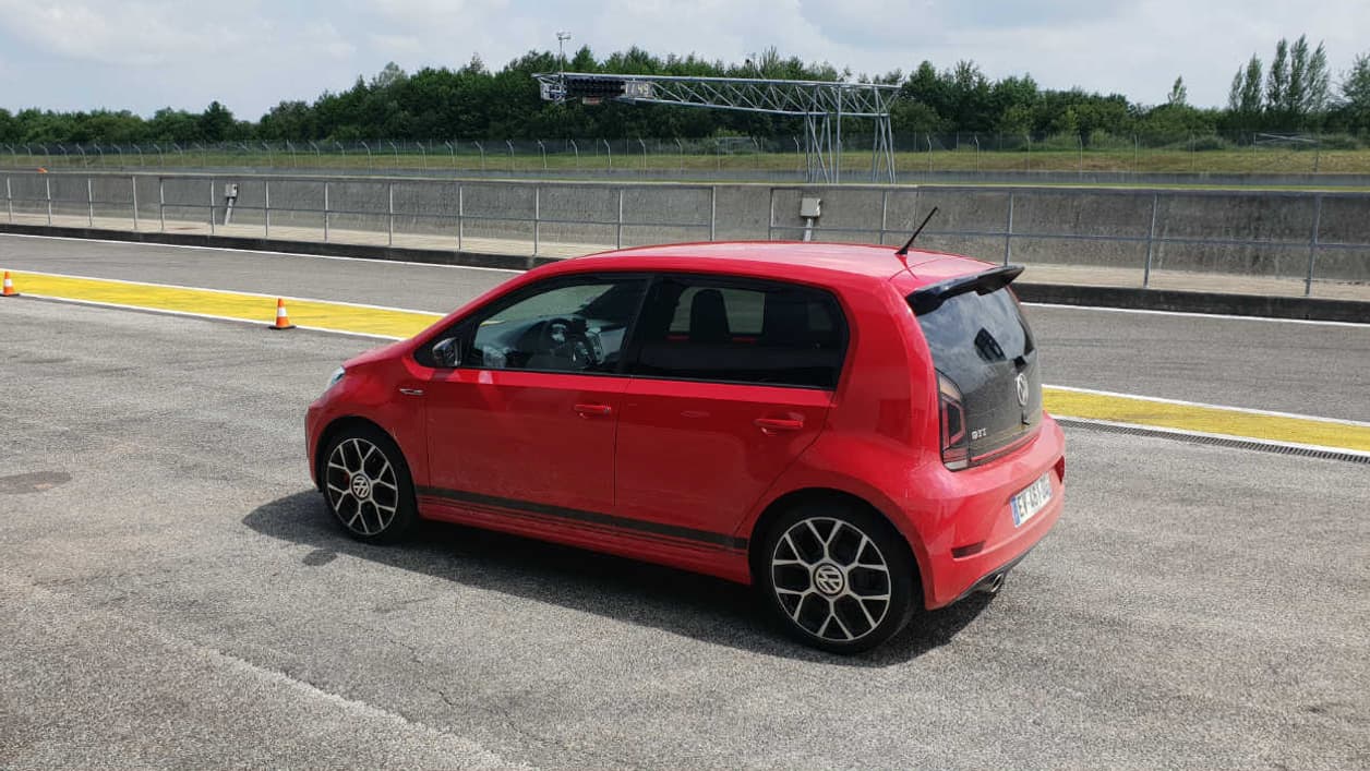 Elle n'a pas l'air comme ça... mais cette up! GTI est terriblement fun.
