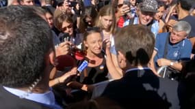 Emmanuel Macron interpellé par une habitante de Marseille lors de sa visite dans la cité phocéenne le 21 septembre 2017.