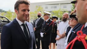 Emmanuel Macron à l'hôpital militaire Percy de Clamart, le 28 avril 2022. 