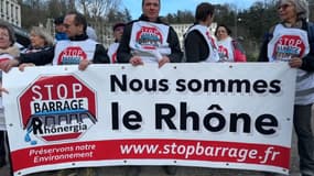 Des opposants au projet de barrage hydroélectrique Rhonergia, qui devrait voir le jour sur le Rhône au nord du département, devant les locaux de la Compagnie nationale du Rhône (CNR) à Lyon.
