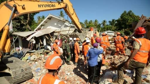 Recherches dans les décombres de bâtiments effondrés, le 8 août 2018 à Sigar Penjalin, en Indonésie, après le sésime meurtrier de dimanche sur l'île de Lombok Recherches dans les décombres de bâtiments effondrés, le 8 août 2018 à Sigar Penjalin, en Indonésie, après le sésime meurtrier de dimanche sur l'île de Lombok