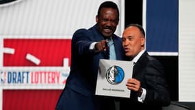  Rolando Blackman (Dallas Mavericks) et Mark Tatum (l'un des dirigeants de la NBA) lors du la loterie de la draft - le 12/05/2025