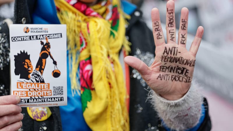 Plusieurs centaines de personnes étaient rassemblées samedi après-midi à Paris contre le fascisme.