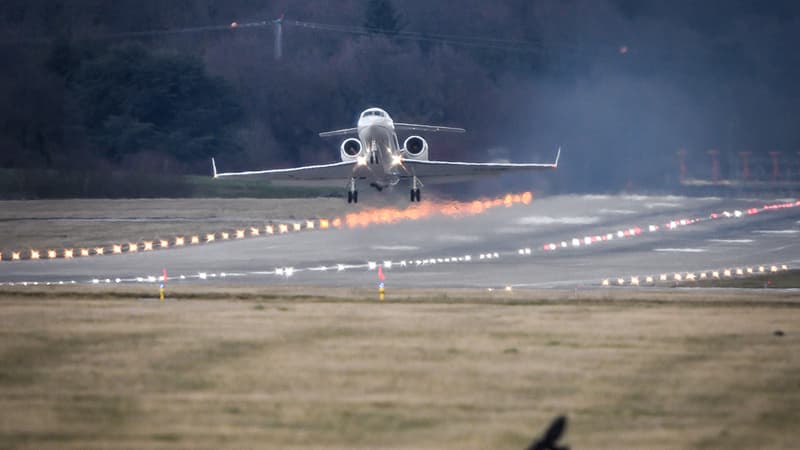 Un avion du gouvernement algérien, transportant peut-être Abdelaziz Bouteflika, décolle de l'aéroport de Genève, en Suisse, le 10 mars 2019.
