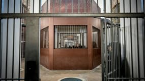 Un gardien à la prison de la Santé à Paris, le 12 avril 2019