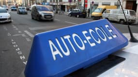 Une voiture d'auto-école à Paris (photo d'illustration).