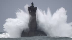 Un phare à Porspoder, dans le Finistère, durant la tempête Amélie, le 2 novembre 2019