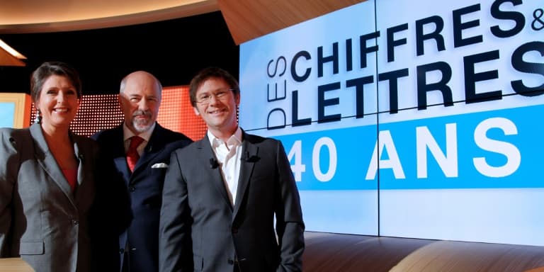 Les animateurs "Des chiffres et des Lettres" Arielle Boulin-Prat, Bertrand Renard et Laurent Romejko sur le plateau de l'émission, le 16 février 2012 à Paris, à l'occasion des 40 ans du jeu télévisé