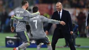 Zidane et son groupe face à la Roma