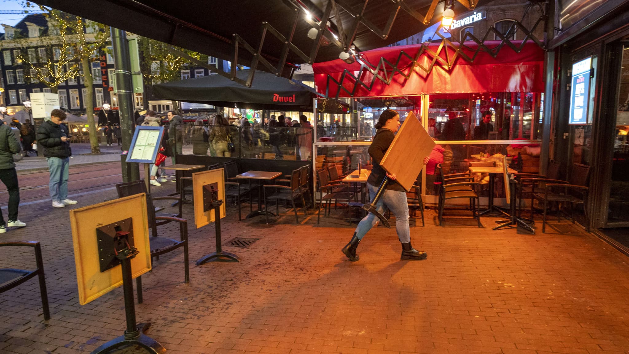 Un bar ferme ses portes à 17h à Amsterdam, le 28 novembre. Un bar ferme ses portes à 17h à Amsterdam, le 28 novembre.