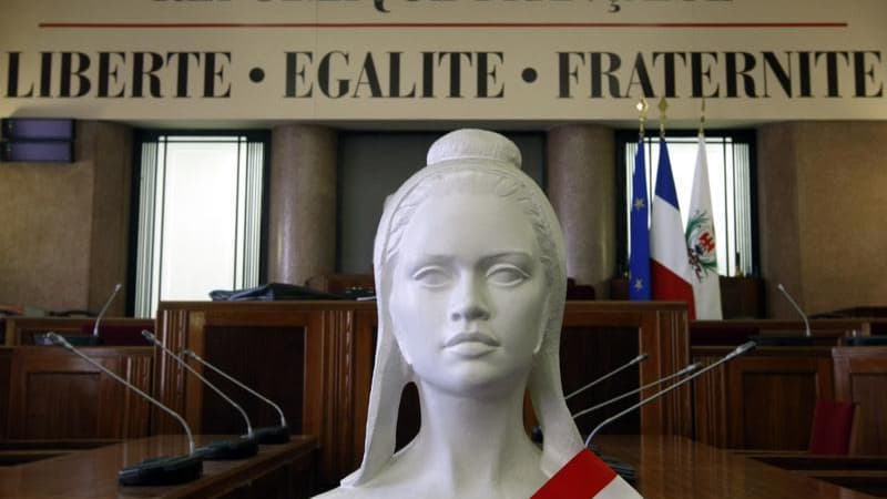 Le secrétaire national du Parti socialiste Olivier Faure propose un référendum avec un système de questionnaire à choix multiple sur la "République exemplaire" pour sortir du blocage parlementaire sur la réforme constitutionnelle, dont le droit de vote de