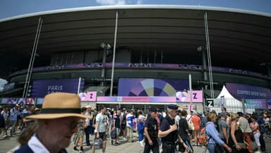 Des spectateurs devant le Stade de France à Saint-Denis, en Seine-Saint-Denis, pendant les JO de Paris 2024, le 24 juillet 2024.