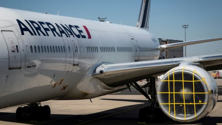 Un avion de la compagnie Air France, le 24 mars 2020, sur le tarmac de l'aéroport Roissy-Charles de Gaulle, près de Paris