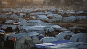 Vue de tentes de fortune où des Palestiniens déplacés luttent pour leur survie au camp de réfugiés de Bureij, dans la ville de Gaza, le 30 décembre 2025.