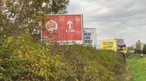 Des panneaux installés le long d'une route à Conflans-Sainte-Honorine.