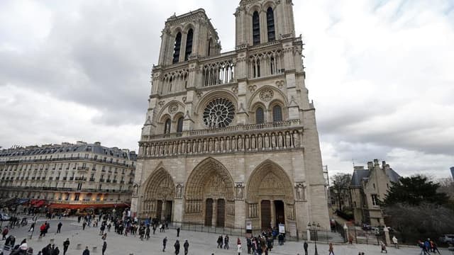 Le suicide de Dominique Venner, idéologue d'extrême droite opposé au mariage pour tous, mardi devant l'autel de la cathédrale Notre-Dame de Paris alimente la polémique quelques jours avant le baroud d'honneur des adversaires à la loi ouvrant l'union et l'