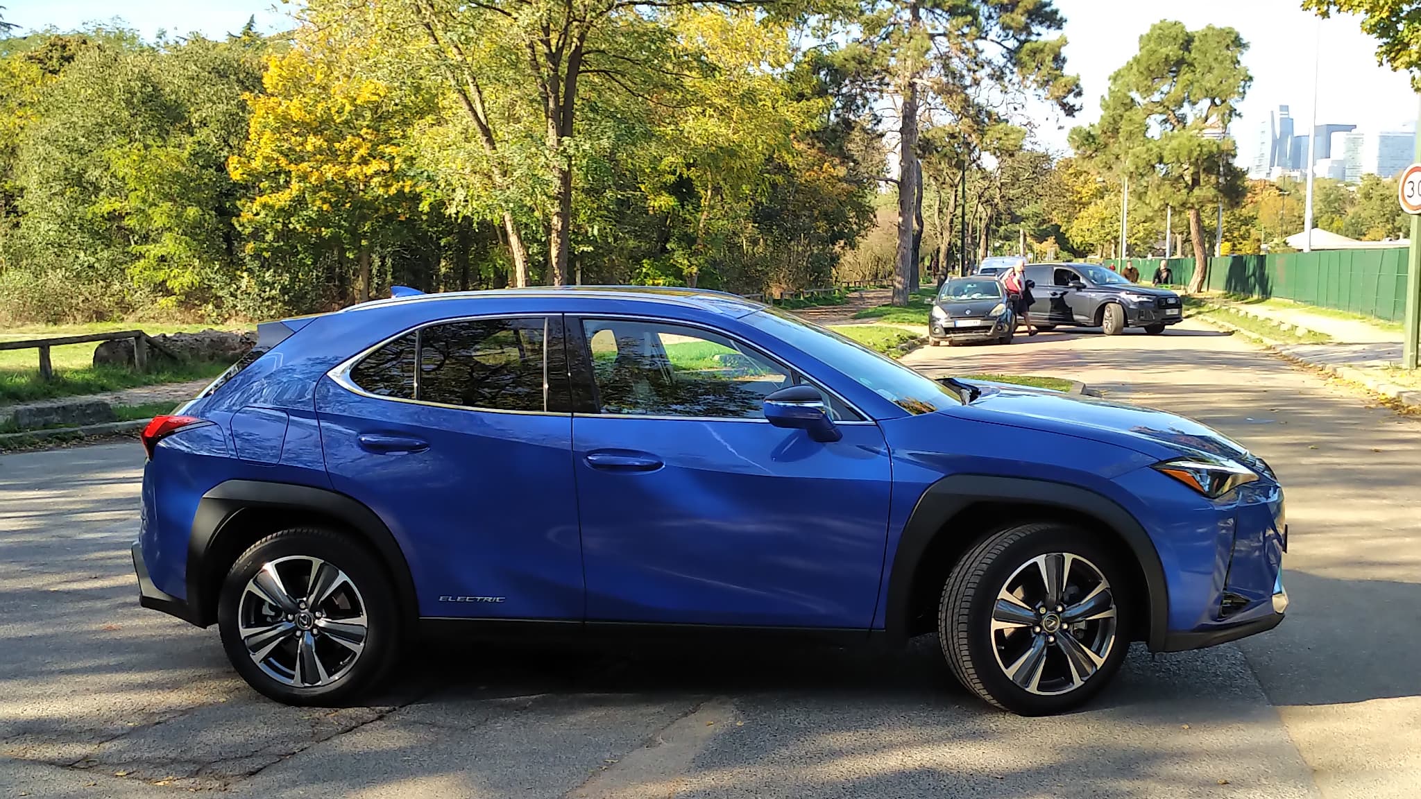 Ce Lexus UX300e se place à mi chemin entre un SUv et un crossover, en termes de design. Ce Lexus UX300e se place à mi chemin entre un SUv et un crossover, en termes de design.