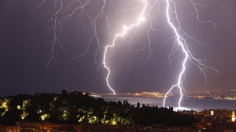 Des éclairs frappent la ville de Nice en octobre 2013 (image d'illustration)