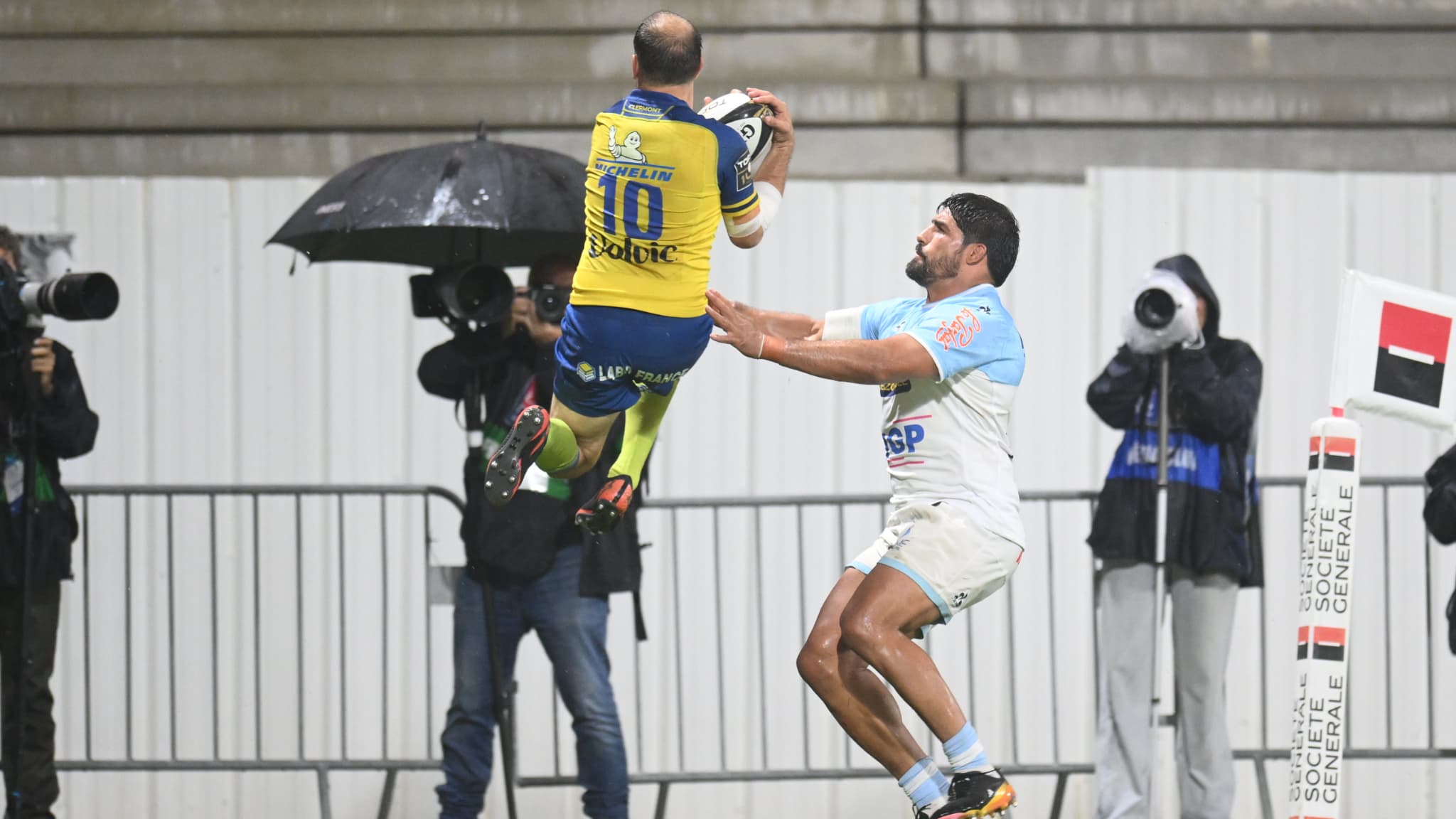 Benjamin Urdapilleta lors du barrage de Top 14 Bayonne-Clermont, le 13 juin 2025.